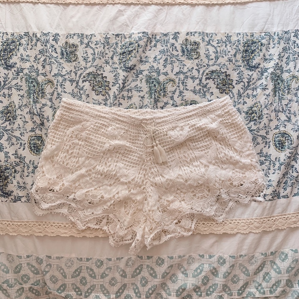 Express white lace shorts